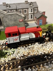 HORNBY R2375 VIRGIN 0-4-0 DIESEL CLASS 06 SHUNTER RED VGC BOXED - Picture 1 of 6