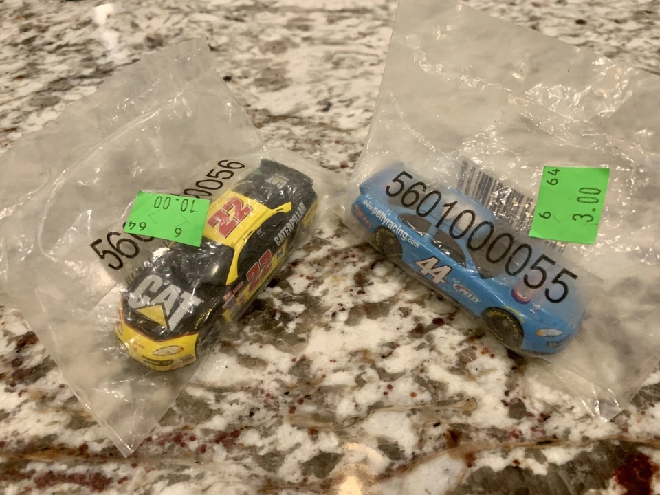 Lote de 2 autos Dodge NASCAR 1/64 CAT Ward Burton #22 y Hot Wheels Kyle Petty #44 Foto 1 de 3