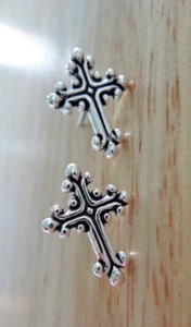 Hermosos pendientes de plata de ley de 14x11 mm pequeños con tachuelas cruzadas! - Imagen 1 de 3