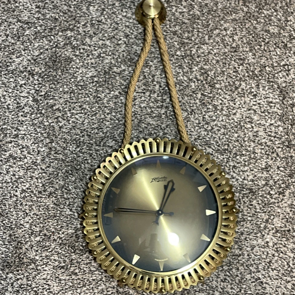 Настенные часы в стиле ар-деко Atlanta Univers 7 камней Западная Германия работают отлично - Изображение 1 из 4