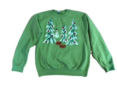 Women’s Size Medium Green Christmas Sweatshirt Gildan Brand PreOwned  - Image 1 of 4