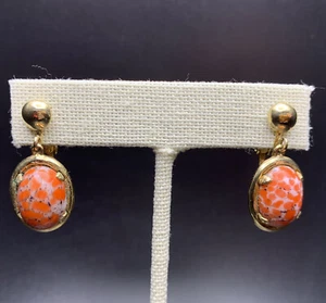 Red Speckled Art Glass Earrings Clip On Drop Dangle Gold Tone Vintage - Picture 1 of 7