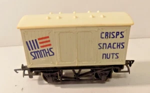 "SCHMIEDE" CHIPS, SNACKS, NÜSSE GÜTERWAGEN MIT WEISSEM DACH MASSSTAB OO VON HORNBY - Bild 1 von 6