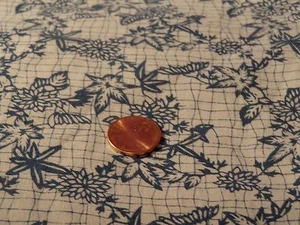 TELA DE COSER ACOLCHADO DE ALGODÓN POR MEDIA YARDA FLORES AZULES SOBRE BLANCO ROTO - Imagen 1 de 1