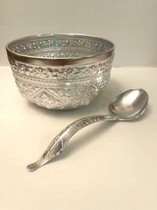 Vintage Style Thai Pattern Embossed Bowl Silver Aluminium Size 22 cm Free Ladle - Picture 1 of 12