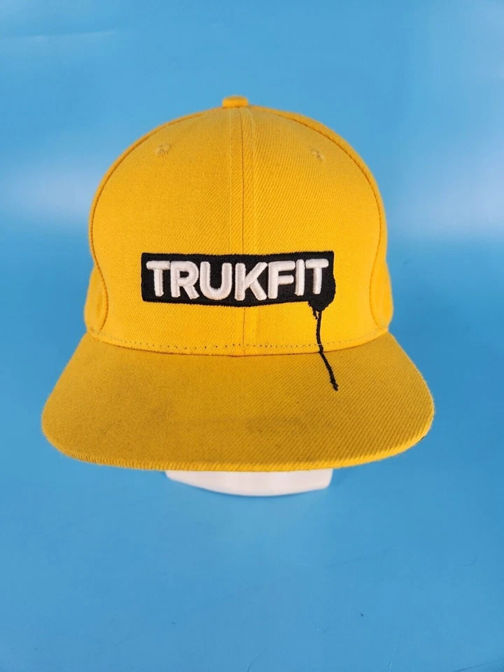 Chapéu Trukfit amarelo bordado com estampa de chita - Imagem 1 de 3