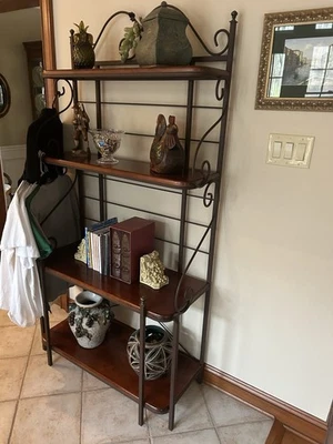 Estante para panaderos Charleston Forge en madera de arce y acabado de estaño antiguo. Foto 1 de 4