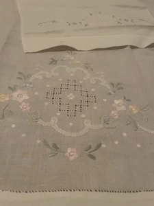 100% Italian Linen Embroidered Bathroom Towels 1 small 13x21” and 1 large 43x29” - Picture 1 of 5