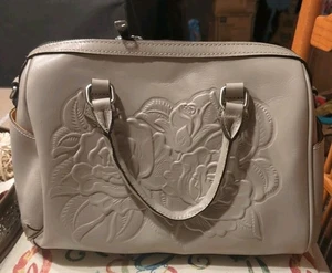 Borsa a tracolla Patricia Nash in pelle lavorata rosa brunita con cinturino - pietra. Nuovo con etichetta - Foto 1 di 9