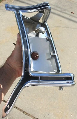 Conjunto de luz trasera derecha Chrysler Town & Country 1970 1971 bisel cromado Foto 1 de 4