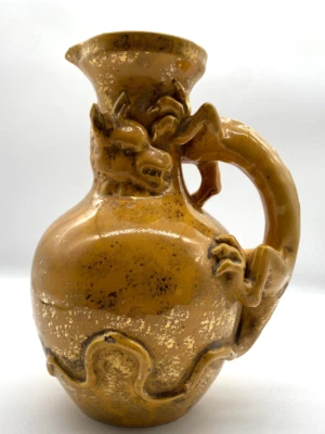 Jarra de cerámica asiática hecha a mano con mango de dragón esmalte amarillo ámbar antiguo Foto 1 de 4