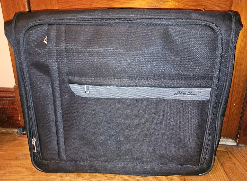 NUEVO CON ETIQUETAS Eddie Bauer Doble Plegable Colgante Armario Bolsa de Ropa Negro Rávena Foto 1 de 4