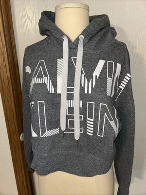 Moletom com capuz Calvin Klein cropped feminino tamanho pequeno grande logotipo treino desempenho academia - Imagem 1 de 4