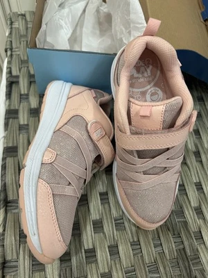 Zapatillas deportivas Stride Rite para niñas con cierre de gancho y bucle Foto 1 de 3