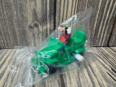 Estatuilla Goofy de colección sobre juguete de plástico verde para motocicleta en embalaje original Foto 1 de 4