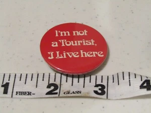 OLD I'M NOT A TOURIST I LIVE HERE PIN PINBACK HAT JACKET PIN BUTTON - Picture 1 of 1