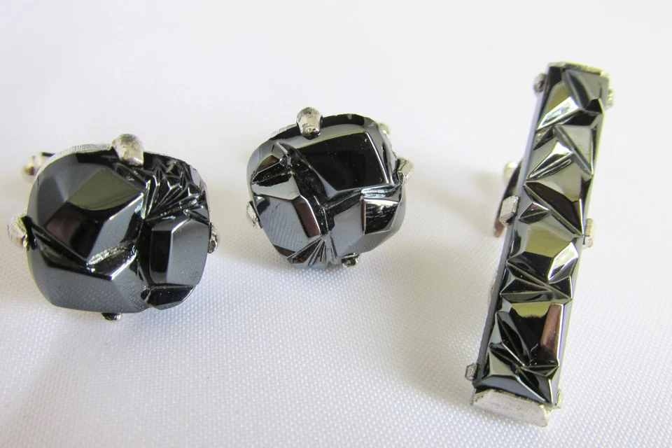 Juego de gemelos y barra de corbata de vidrio de lava negra Sarah Coventry de colección de los años 50 firmados Foto 1 de 4