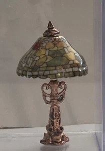Reutter Porcelana - Lámpara de mesa Tiffany miniatura para casa de muñecas que no funciona - Imagen 1 de 3