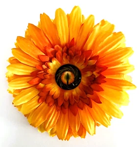 5" gelb orange Gerbera Gänseblümchen Seidenblume BROSCHE Anstecknadel Drachenauge Glas Cabochon - Bild 1 von 2