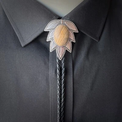 Collar de boda vaquero occidental con patrón de hojas de plata y corbata bolo de piedra marrón natural Foto 1 de 4