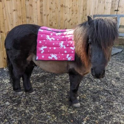 HORSE AND PONY BOUTIQUE Marineblaue oder rosa Einhorn Schabracke, Numnah Fleece Einhorn Schabracke