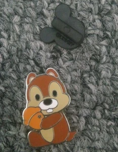 Chip holding a acorn - Disney pin - Picture 1 of 3