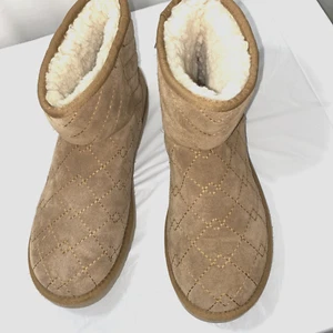 UGG Arden Quilted Classic Mini Lonely Hearts Boots 1016012 Sz 11 Chestnut - Picture 1 of 10