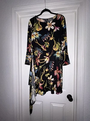 Vestido envolvente beige by ECI New York estampado floral manga larga campana para mujer talla mediana Foto 1 de 4