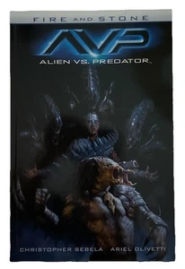 Alien vs. Predator: Fire and Stone (Dark Horse Comics June 2015) - Picture 1 of 6