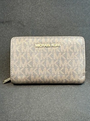 Cartera de viaje Michael Kors Jet Set doble cremallera moneda imitación cuero marrón logotipo MK Foto 1 de 4