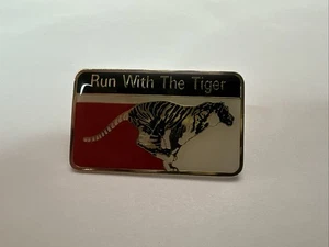 Anstecknadel Rückseite Exxon Werbekampagne Lauf mit dem Tiger, seltene Memorabilia - Bild 1 von 4