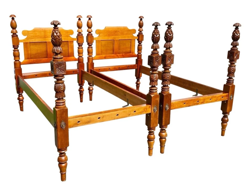 Antiguo par de camas gemelas estilo Sheraton de Nueva Inglaterra con postes tallados en piña Foto 1 de 4