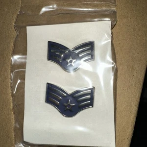 JUEGO DE 2 INSIGNIAS DE ESCUDO MILITAR FUERZA AÉREA DE EE. UU. AVIADOR SENIOR E-4 METAL - Imagen 1 de 3