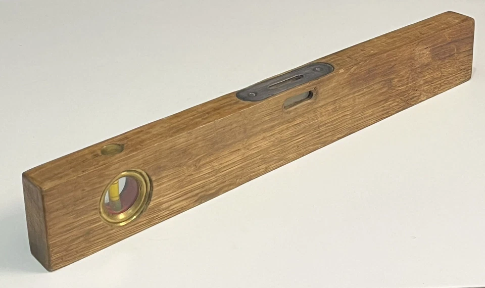 Outil Ancien niveau à bulles en bois art populaire. - Photo 1/4