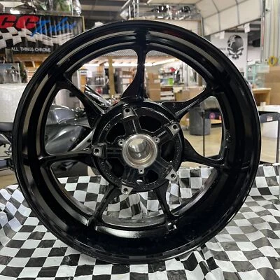 RUEDA TRASERA GEN 3 LIGERAMENTE USADA DE FÁBRICA OEM 22-24 SUZUKI HAYABUSA 64111-10L0 Foto 1 de 4