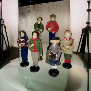 Christmas Holiday Carolers 6 Figurines - 4 Men & 2 Women - VINTAGE - Picture 1 of 12