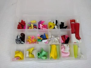 Enorme lotto scarpe Barbie vintage tacco stivali ballerine punta aperta fori squishy - Foto 1 di 13