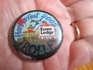 Oswego NY Harborfest Button 2005 Trolley Econo Lodge Pin Pierhead Lighthouse - Imagen 1 de 4