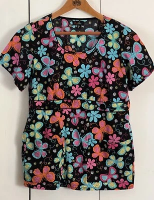 Blusa Médica Melocotones Talla 2XL Negra con Cuello Redondo Floral y Mariposas Ajustada Foto 1 de 4