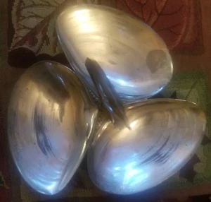 3 CLAM SERVING TRAY WITH HANDLE METAL PLATED VINTAGE - Picture 1 of 2