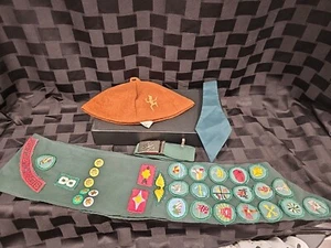 Lot of Vintage Girl Scout items: Sash, Patches, Pins, Beret/Hat, Sierra-Cascade - Picture 1 of 15