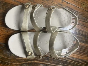 Vionic Cathy Orthaheel Damengröße 8M goldene Riemchen-Flip-Flop Freizeitsandalen - Bild 1 von 10