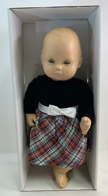 Muñeca Bitty Baby de American Girl 15"" ojos azules a cuadros y vestido negro con caja Foto 1 de 4