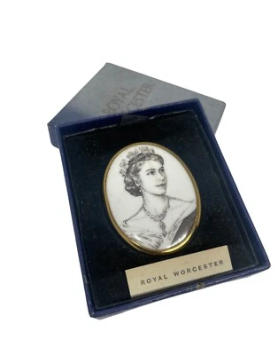 Vintage Rare 1953 Queen Elizabeth II Coronation Brooch Royal Worcester - Image 1 of 4