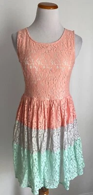 Vestido sem mangas Ya Los Angeles de renda fit & flare, cinza coral e azul-petróleo, pequeno - Imagem 1 de 4