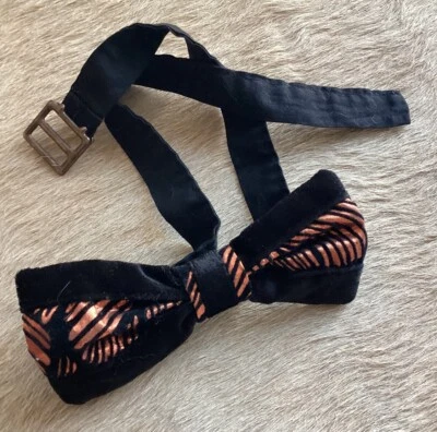 Pajarita negra con patrón de rayas satinadas naranja cuello ajustable con hebilla Foto 1 de 4