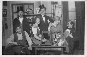 25-7D CARTOLINA COMPAGNIA TEATRO FALGNAME UOMINI CAPELLO PUBBLICITA' PILO SATRAP - Picture 1 of 2