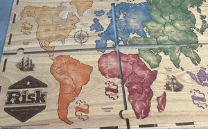 Risk Rustic Series COMPLETO Hasbro 2017 Madera Clásico Juego Familiar Incompleto - Imagen 1 de 16