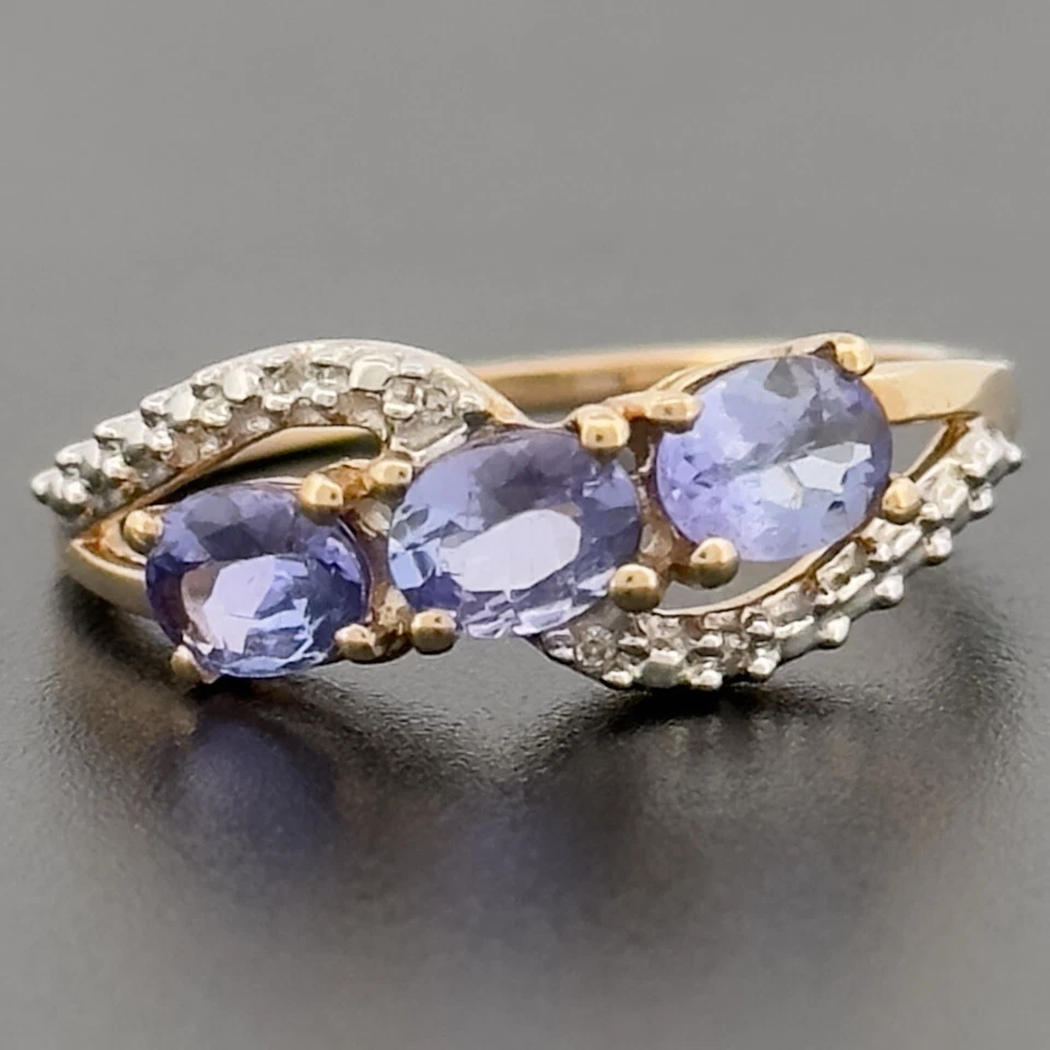 Anillo de tres piedras de oro amarillo de 9 quilates de iolita y diamantes talla N 1/2 con sello Foto 1 de 4