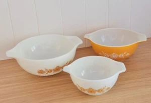 Vintage 1970's PYREX Butterfly Gold Cinderella Nesting Mixing Bowl Set of Three - Picture 1 of 10